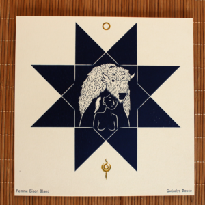 Illustration imprimée femme bison blanc avec dorure